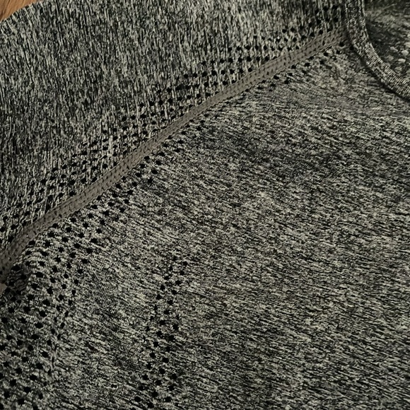 Workout top with keyholes - Picture 2 of 3